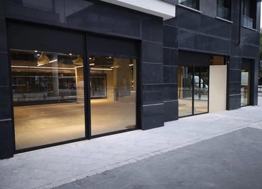 ADN Fermetures photo réalisation vitrines extérieures magasin