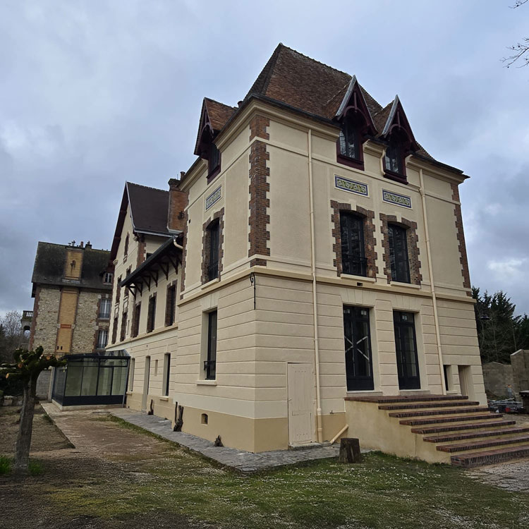 ADN Fermetures photo réalisation extérieure grande maison portes et fenêtres