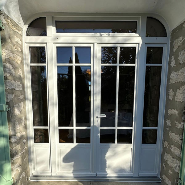 ADN Fermetures photo réalisation extérieure porte fenêtre blanche