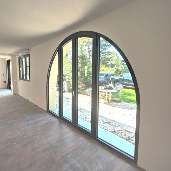 ADN Fermetures photo réalisation baie vitrée sur-mesure arrondi intérieur